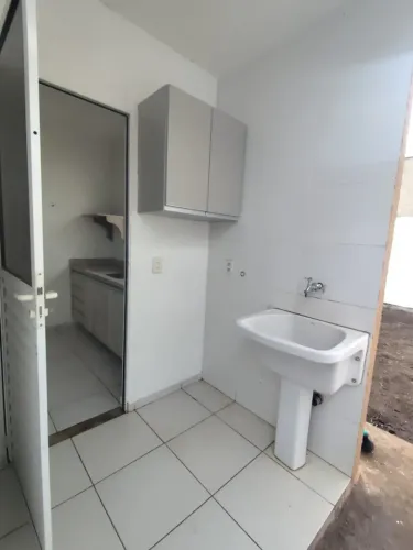 Aluga-se Casa com 03 quartos, Condomínio  Reserva Rio Cuiabá-  Jd Imperial