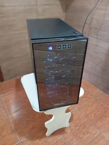 Adega vinhos refrigerada com led.