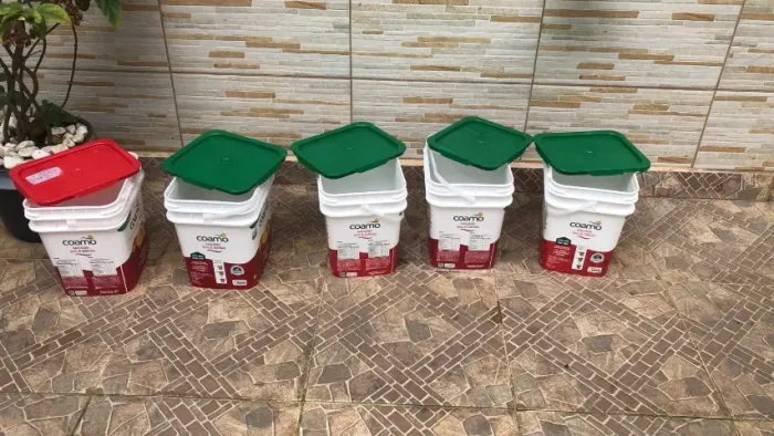 Balde de plástico15,8 L c/ tampa