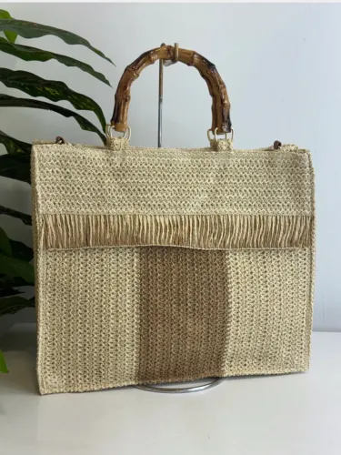 Bolsa Feminina de Palha com Franjas e Alça de Bambu