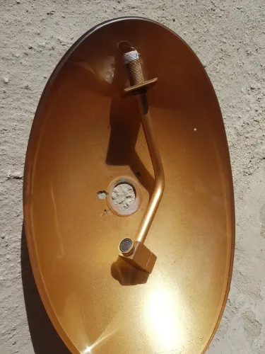 Pia oval de banheiro junto com torneira cor dourado