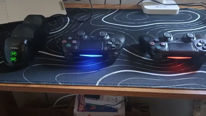 2 menetes de ps4 uma dock charge com o cabo do carregador da dock