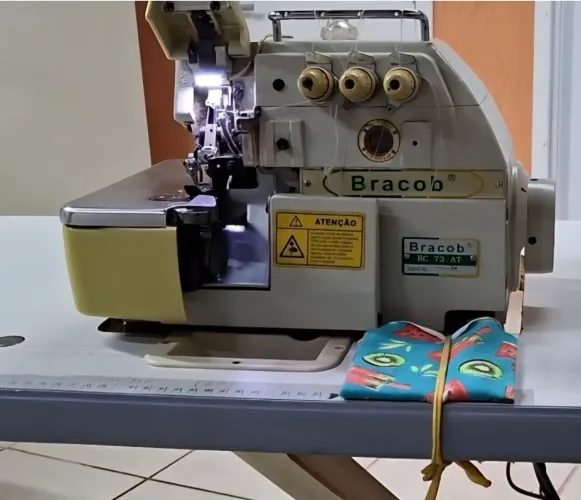 Máquina de costura Overlok.