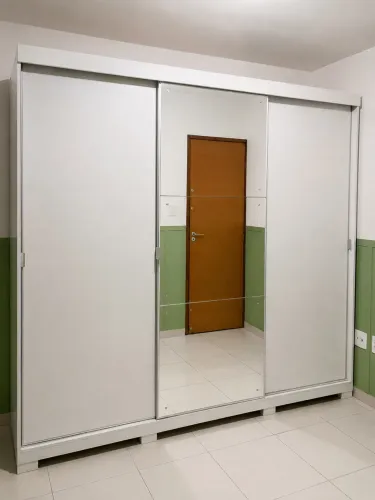 Vendo guarda-roupa com apenas 1 ano de uso 