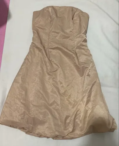 Vestido bege curto balão tomara que caia de festa da Amissima