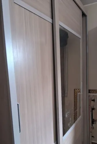 Guarda roupas grande com maleiro e espelho