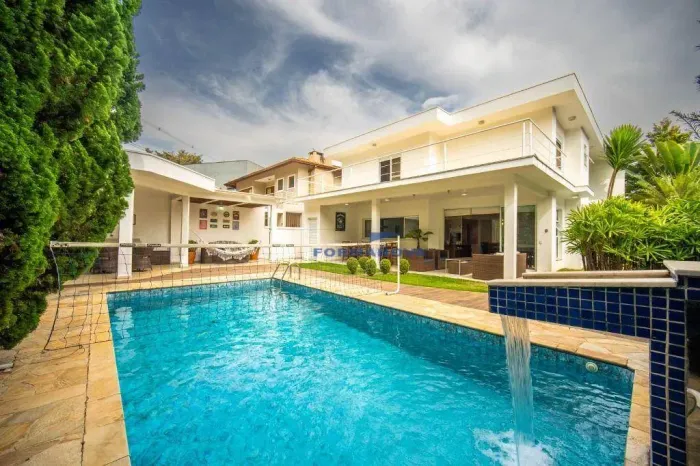 Casa à venda com 4 quartos sendo 2 suítes, piscina na Granja Viana - Carapicuíba/SP