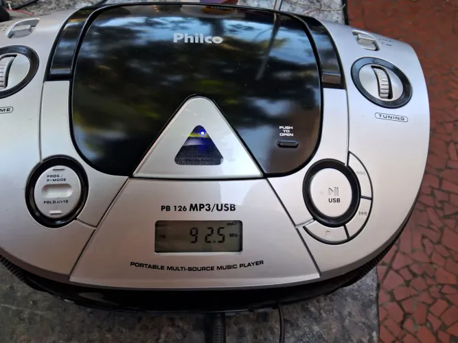 Portátil Philco PB 126 com rádio FM, USB e Bluetooth bivolt automático sem CD player