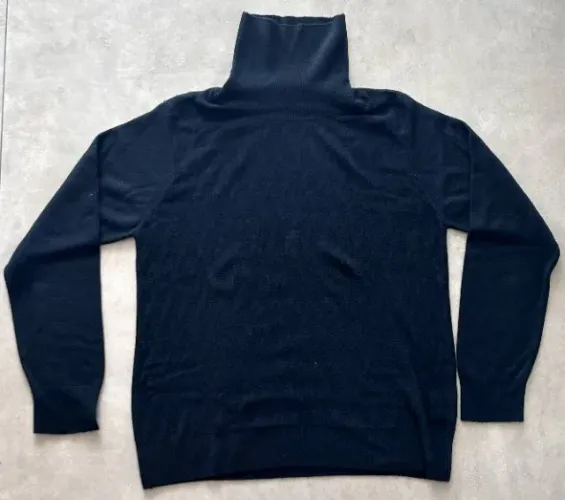 Suéter de gola rolê 100% lã uruguaia preto com textura da marca BURMA