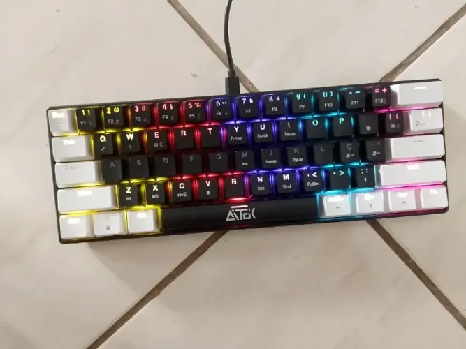 Teclado 60% preto e branco