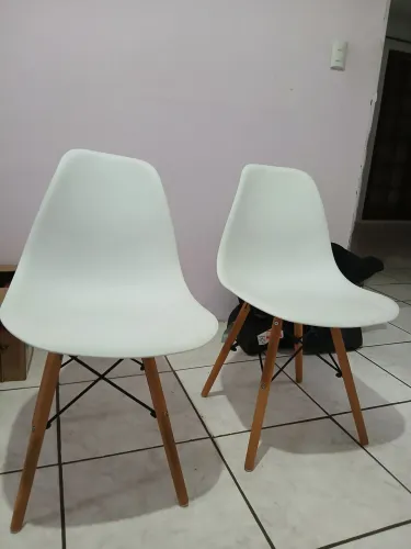 2 cadeiras modelo Charles Eames desmontadas contem parafuso so de uma