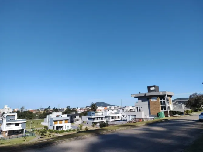 Terreno amplo no Condomínio Jardim dos Ingleses em Florianópolis.