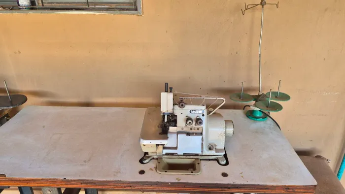 Máquina Overlock Industrial Brother