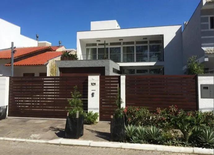 Casa para Venda - 260m², 3 dormitórios, sendo 2 suites, 4 vagas - Hípica