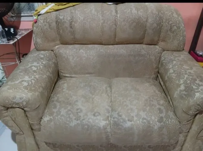 Sofa 2 lugares ,em bom estado ! Nao é sofa leve ,isso significa que a madeira é boa