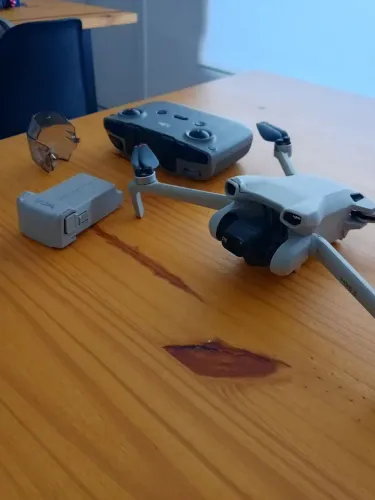 Drone DJI MINI 3 standard com controle RCN1. 