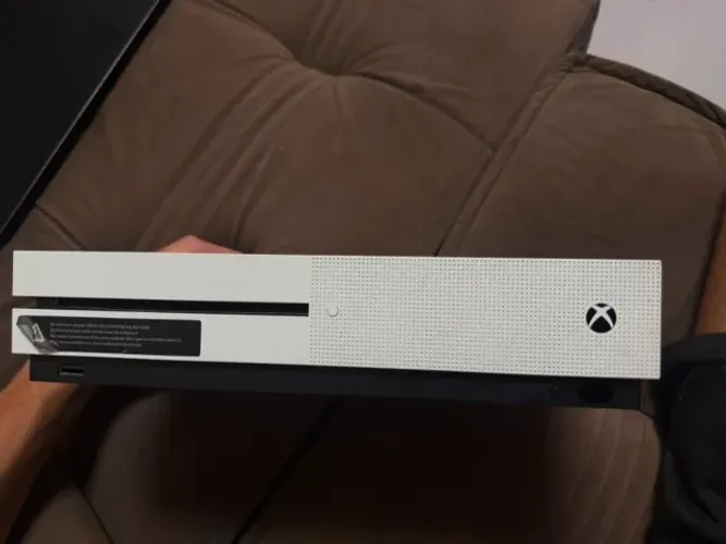 XBOX ONE S 500GB (DEFEITO NO HDMI)