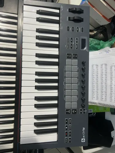Vendo controlador mid Novation Flkey