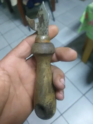 Antigo abridor de lata