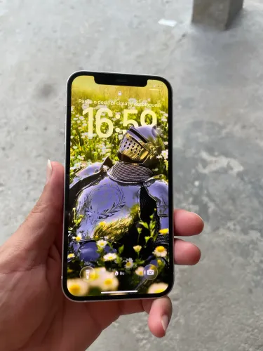iPhone 12 semi novo sem marca de uso (não pega chip)