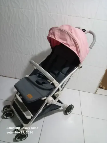 Carrinho de bebê semi novo compacto 