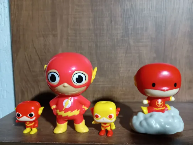 4 bonecos miniaturas flash usados na condição das fotos