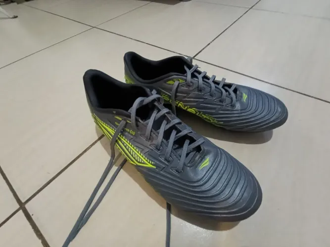 2 chuteiras da Pênalti e uma caneleira da Adidas
