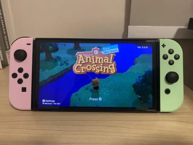 Nintendo Switch OLED com capa e 2 jogos