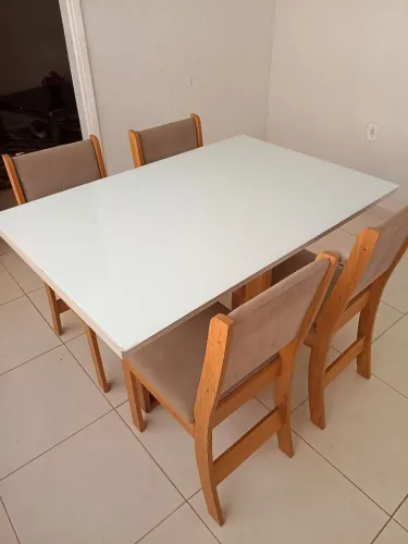 Mesa de madeira 4 cadeiras e tampa de vidro 