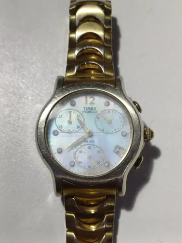Relógio feminino Timex com fundo perolado sem testar