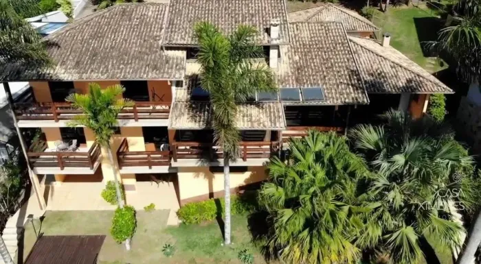 Casa com quatro suítes, piscina de borda infinita e vista para a Pedra Bonita em Nogueira