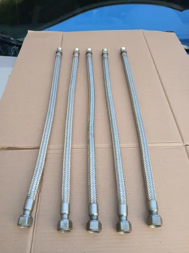 Flexíveis p/ torneiras com conexões 1/2. Produto novo com 40 cm comprimento, sem canopla.