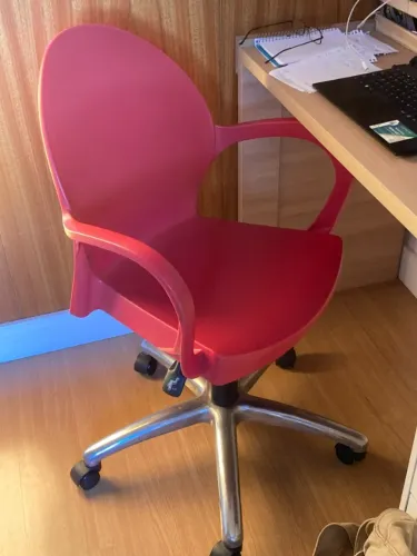 Cadeira vermelha de escritorio/ homeoffice com rodinhas e regulag de altura da Tramontina