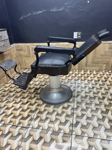 Cadeira de barbeiro (barbearia ) retrô em ótimo estado relíquia