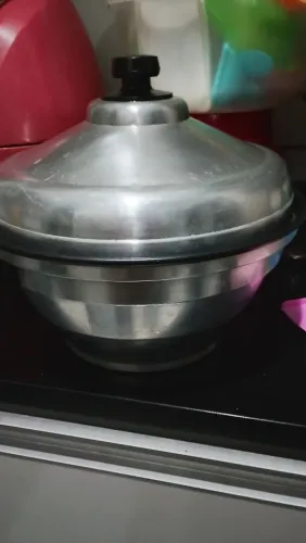 panela antiga para cozimento a vapor, frequentemente referida como "Auto Cooker".
