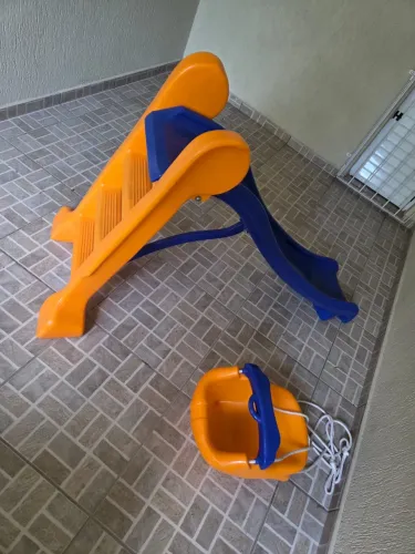 Escorregador e balanço infantil