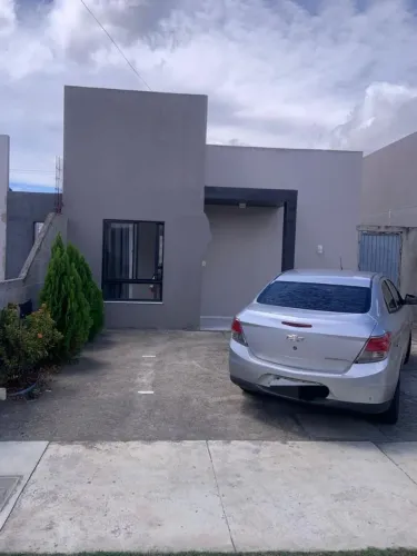 Casa de 2/4 pra alugar no Condominio Malibu .