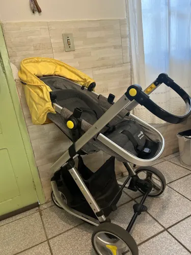 Carrinho de Bebê Safety 1st Mobi Cinza com Capota Amarela - Ótimo Estado