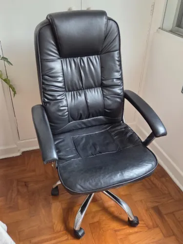 CADEIRA DE ESCRITÓRIO DE COURO GIRATÓRIA