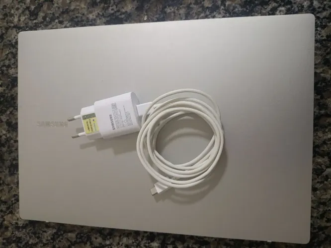 SAMSUNG BOOK GO 