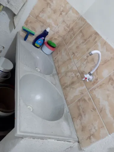Vendo pia para lavanderia,e uma porta de alumínio para fechamento de pia