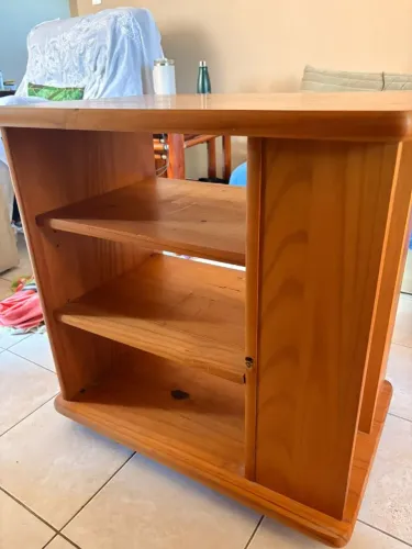 Mesa com porta por CD's (Madeira)