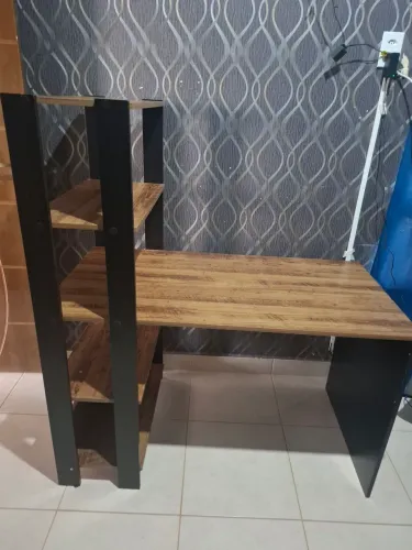 Mesa de escritório com estante lateral