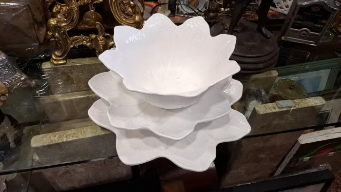conjunto de 3 peças decorativas e de servir em cerâmica branca em formato de flor ou folha
