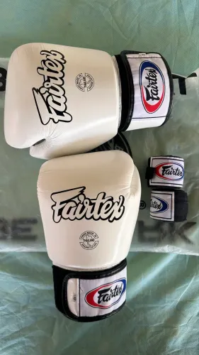 Luva de Boxe/Muay Thai Fairtex BGV1 Branca 12oz - Original + Bandagens