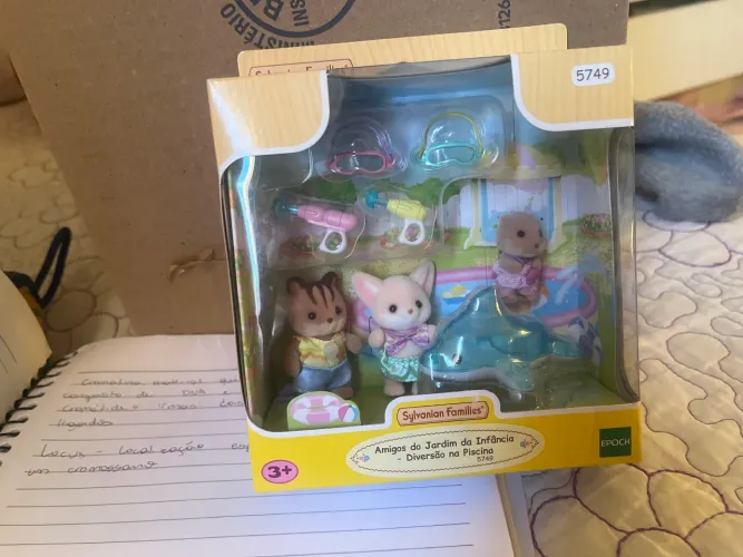 sylvanian families - diversao na piscina na caixa
