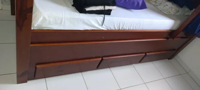 Somente a cama inferior da treliche em mogno nova sem uso com três gavetas 