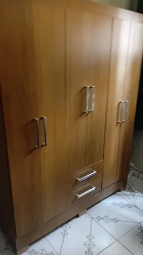 Um armário  estilo guarda roupa