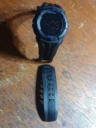relógio de pulso Mormaii com pulseira quebrada funcionando 