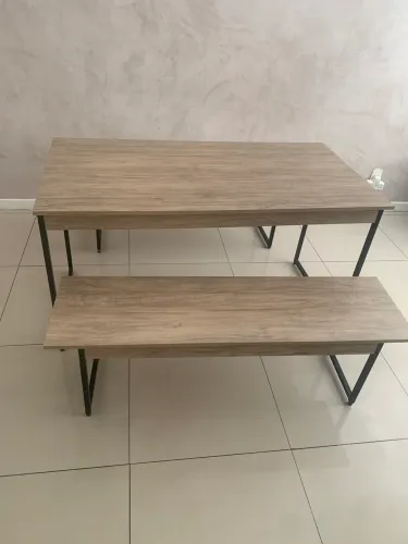 Mesa linda de jantar com bancos